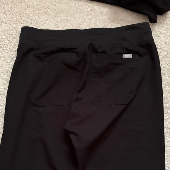 Figs OG Black Scrub Set with Gray Drawstring - Picture 8 of 12